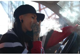 ¿Me pueden multar por vapear en el coche?