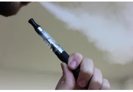 ¿Por qué chisporrotea mi vaper al dar una calada y cómo evitarlo?